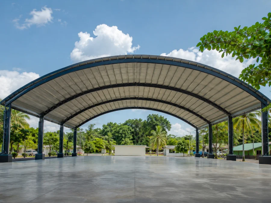 Auditorio al aire libre con estructura de arco techo