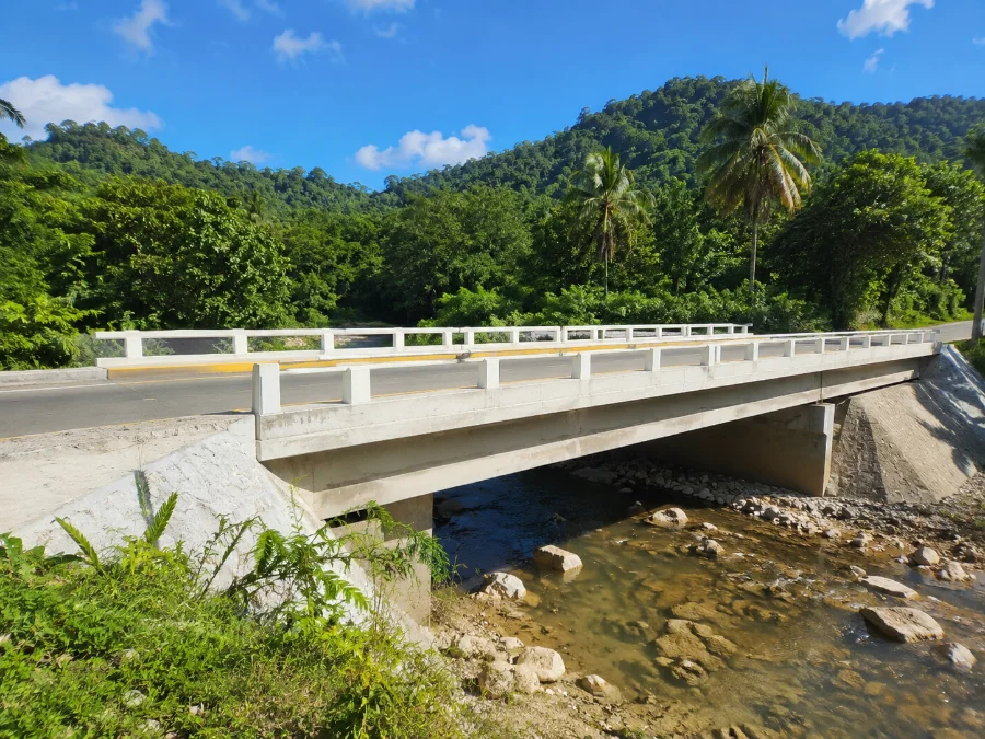 Puente vehicular construido para conectar caminos rurales