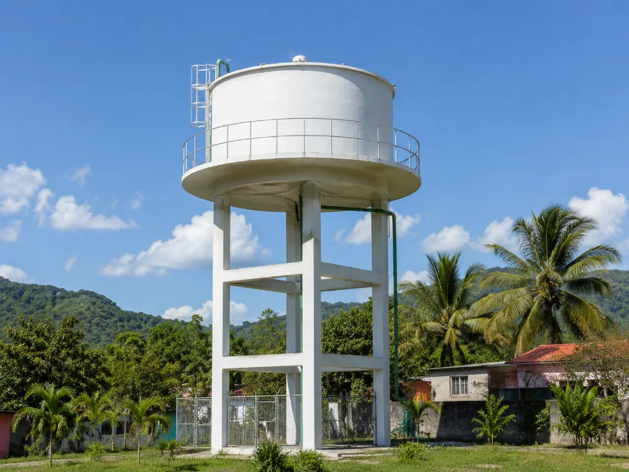 Tanque elevado construido para abastecimiento de agua